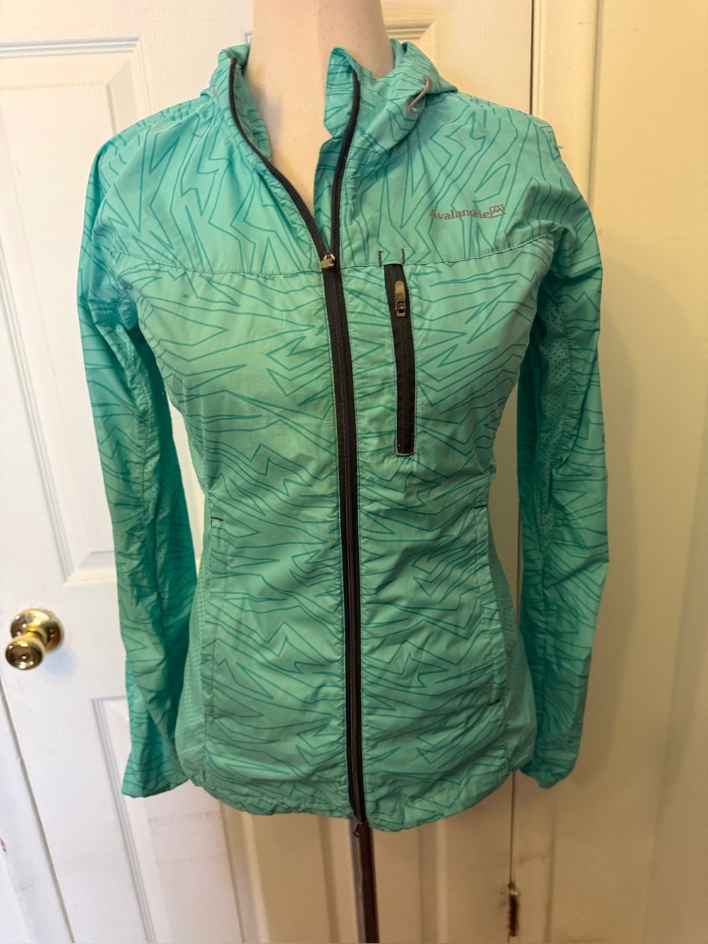 Avalanche Women's Athletic Windbreaker. Sea Foam Green. Size Small